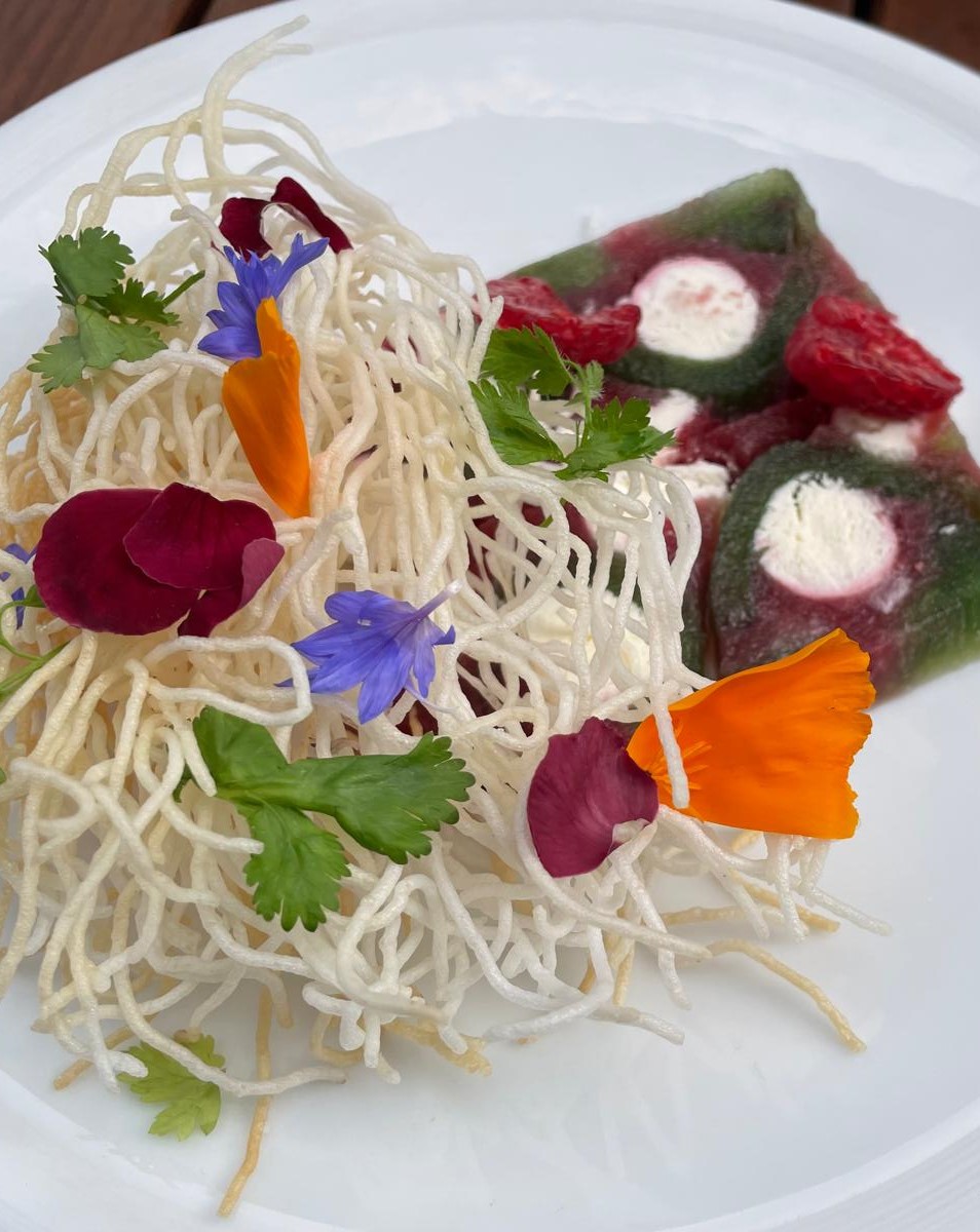 Mosaïque de Brie au concombre, gel de framboise, croustillant de riz aux herbes et sa vinaigrette à la liqueur Impériale