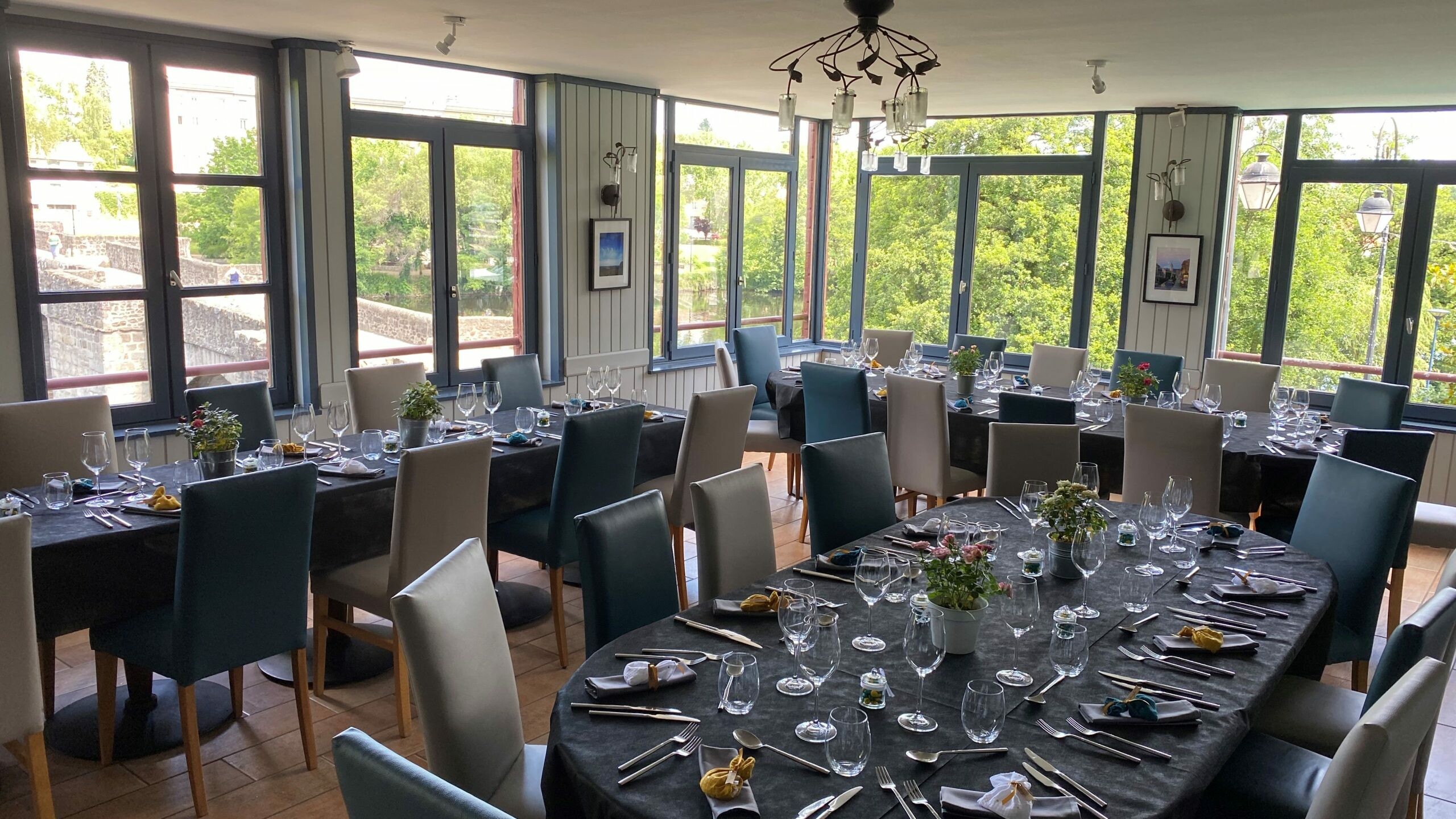 Grande salle chaleureuse et lumineuse avec une vue sur la vienne pour déguster de bon plats fait maison.