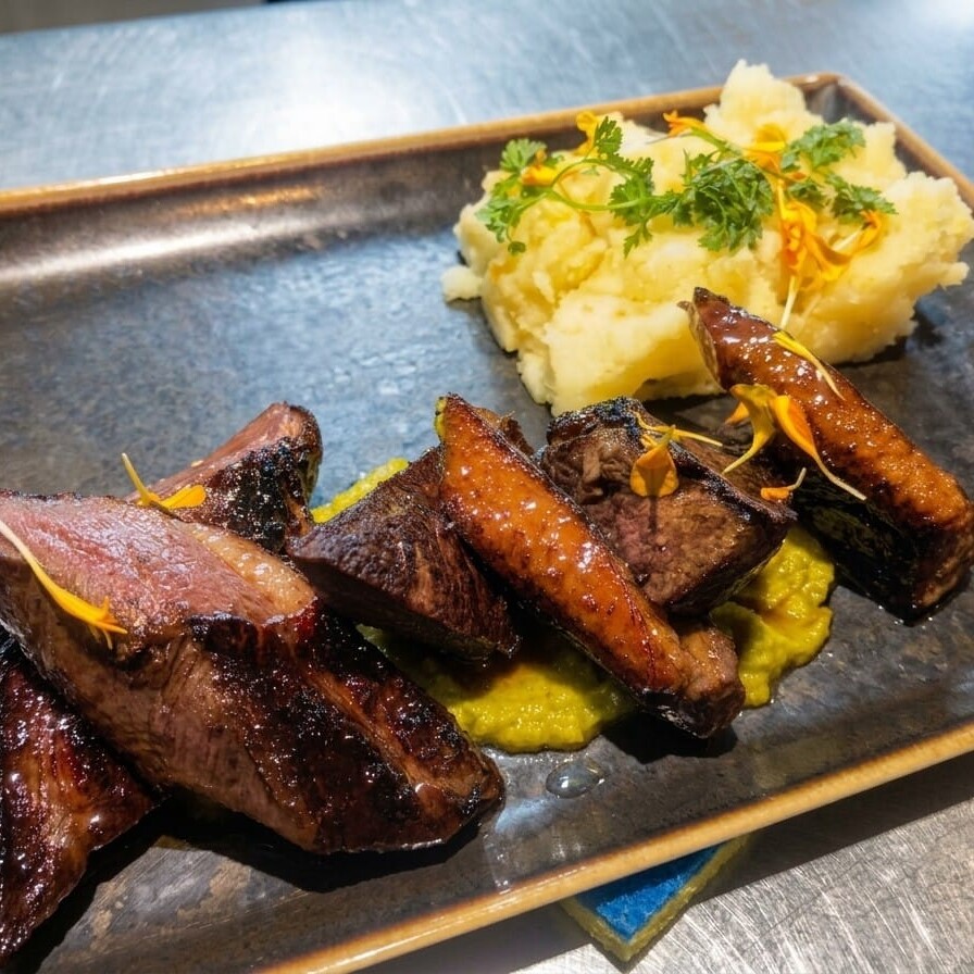 canard miel de ronce et yuzu écrasé de pommes de terre à l'orange et pesto coriandre