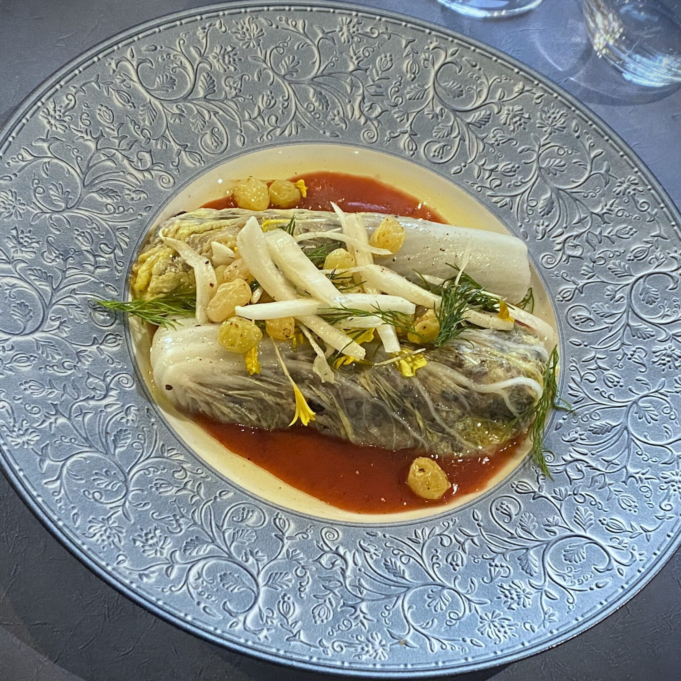 chou chinois garni de riz vénéré noix de macadamiacoulis fraise balsamique - végan