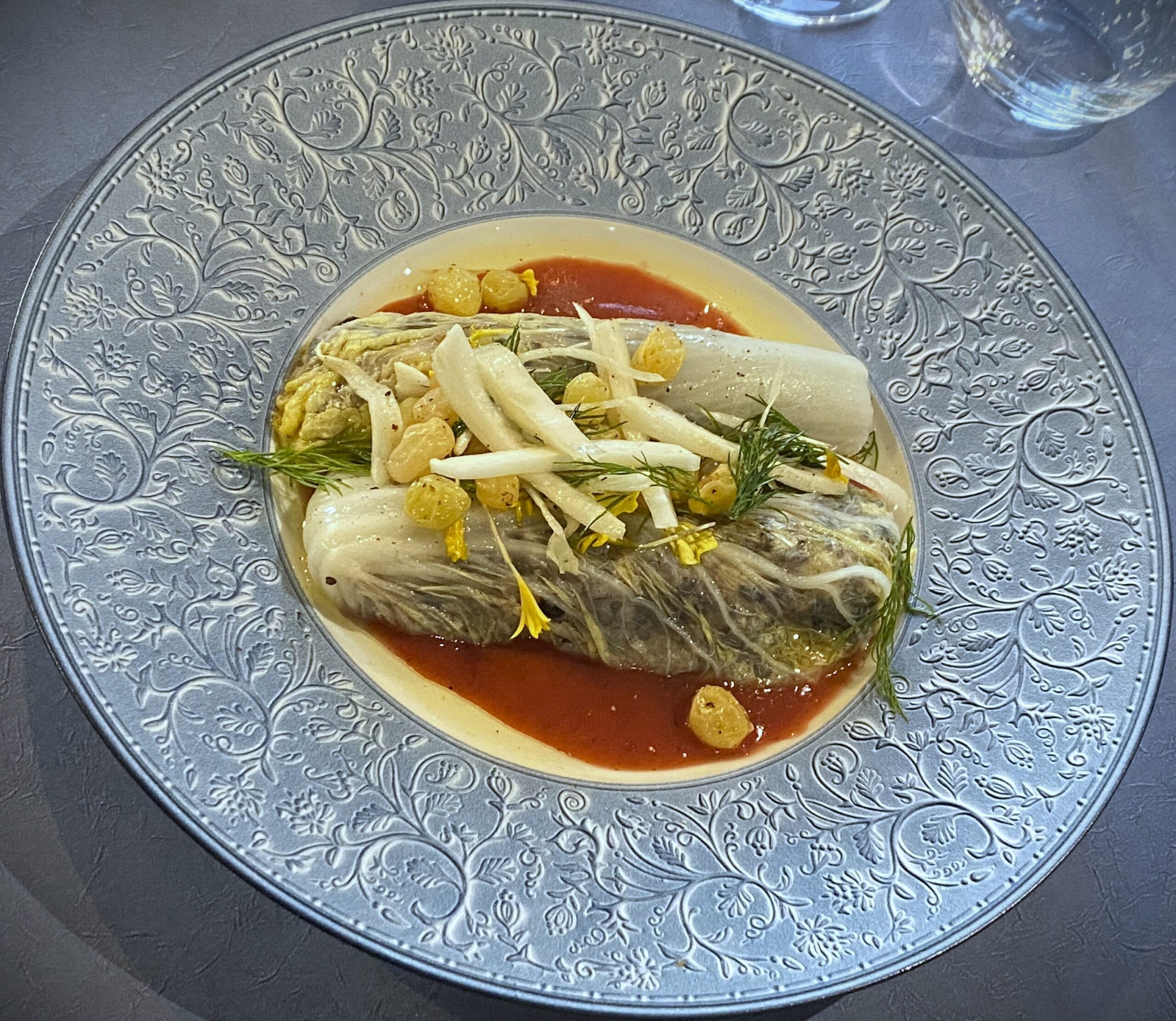 chou chinois garni de riz vénéré noix de macadamiacoulis fraise balsamique - végan
