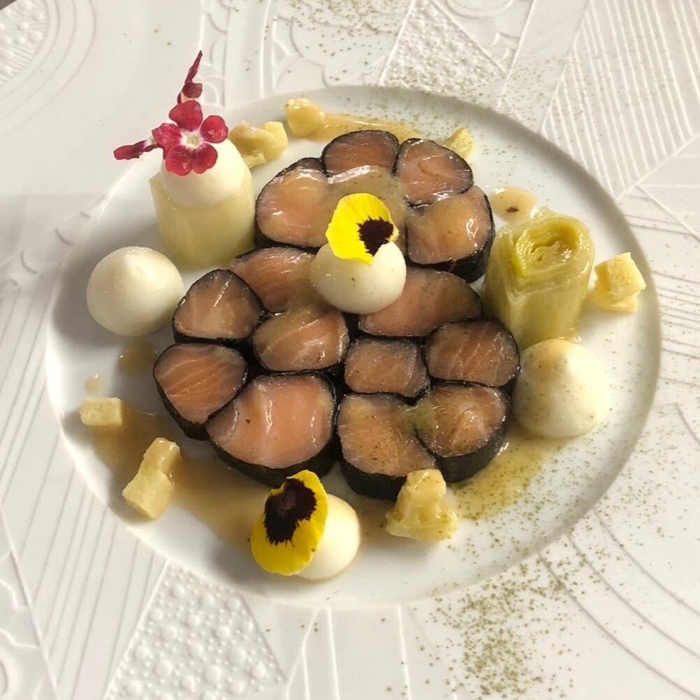 mosaïque saumon mowi pomme verte et poireau confit thé matcha et gel de laurier