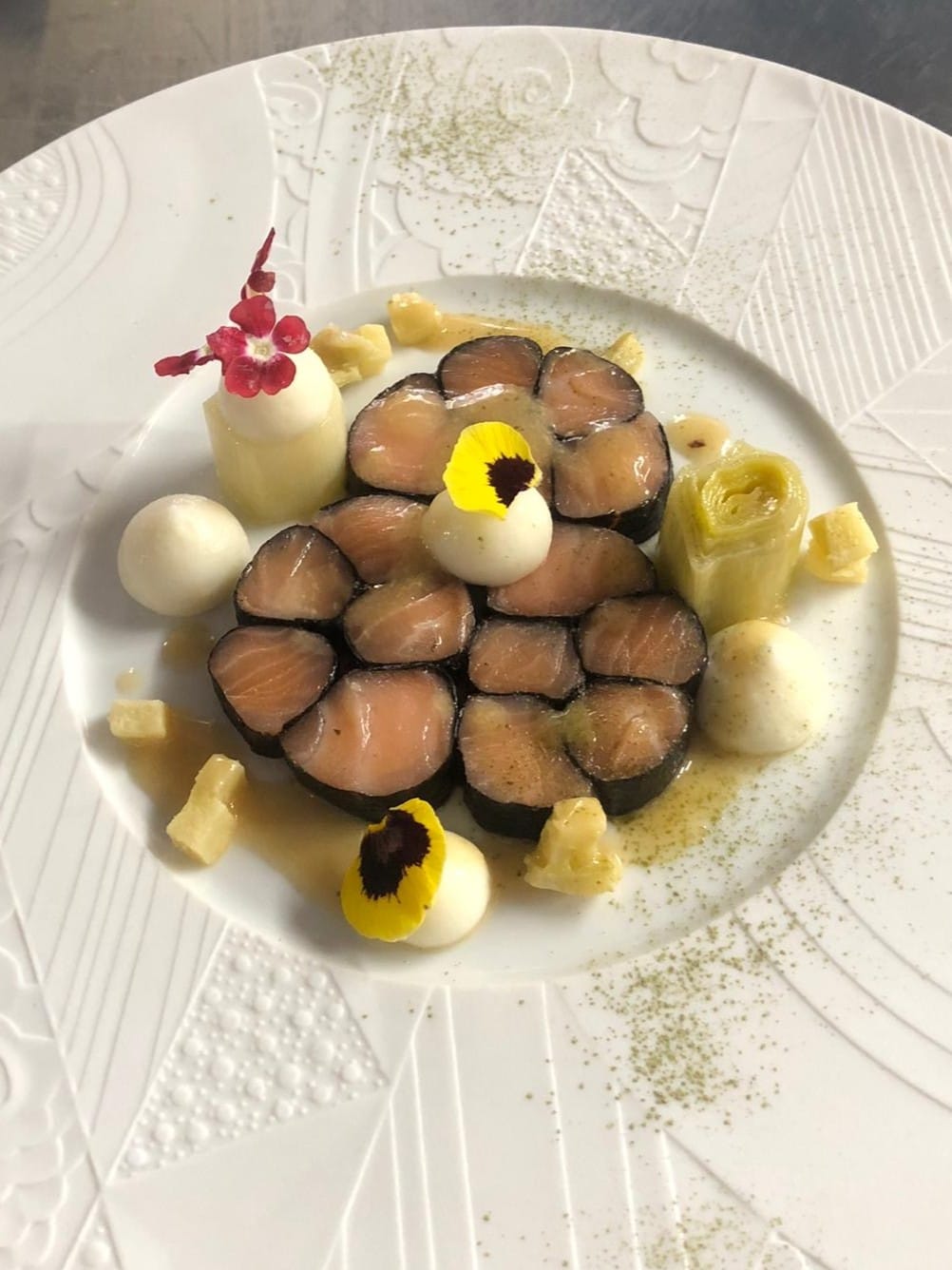 mosaïque saumon mowi pomme verte et poireau confit thé matcha et gel de laurier
