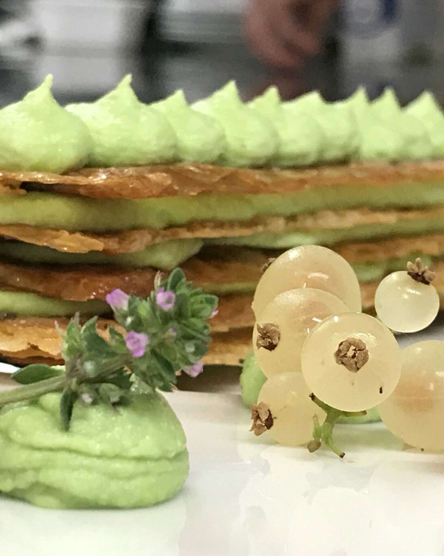 alternance de crémeux avocat et citron vert et feuilles croustillantes pour ce dessrt végan préparé au restaurant traiteur le Pont Saint Etienne, à déguster sur place ou à emporter