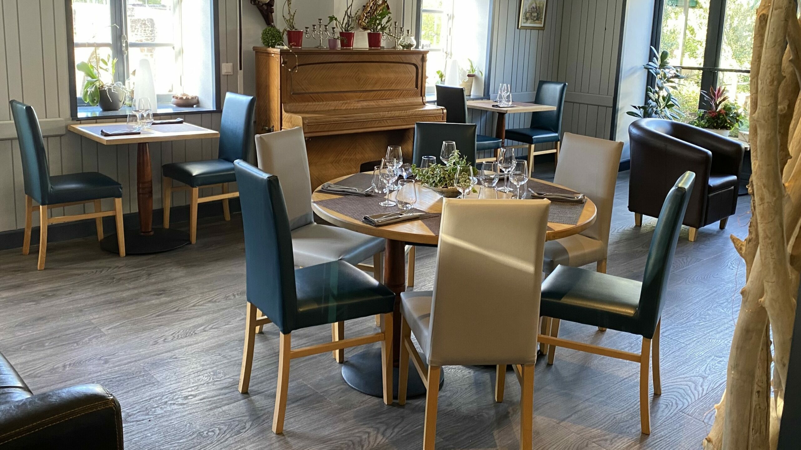 Une salle lumineuse et contemporaine pour accueillir au restaurant en rez de chaussée les personnes à mobilité réduite