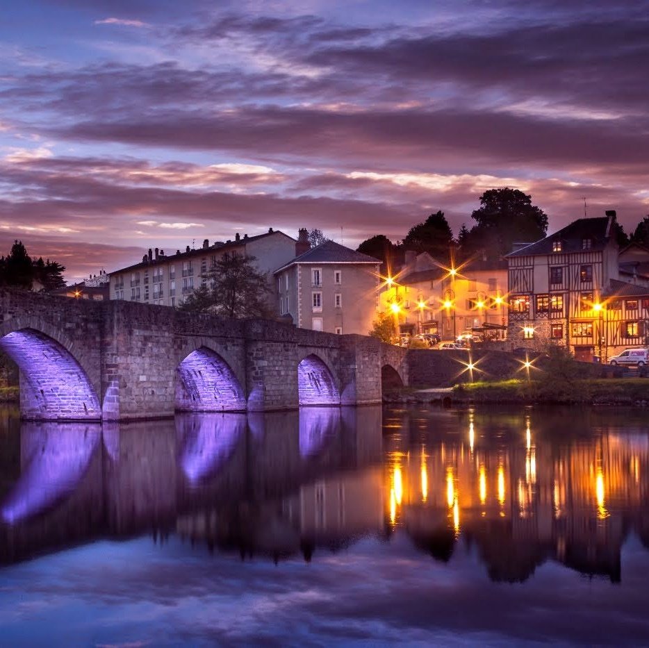 Coucher de soleil sur le pont Saint Etienne à Limoges et le magnifique bâtiment à colombages du restaurant épnoyme