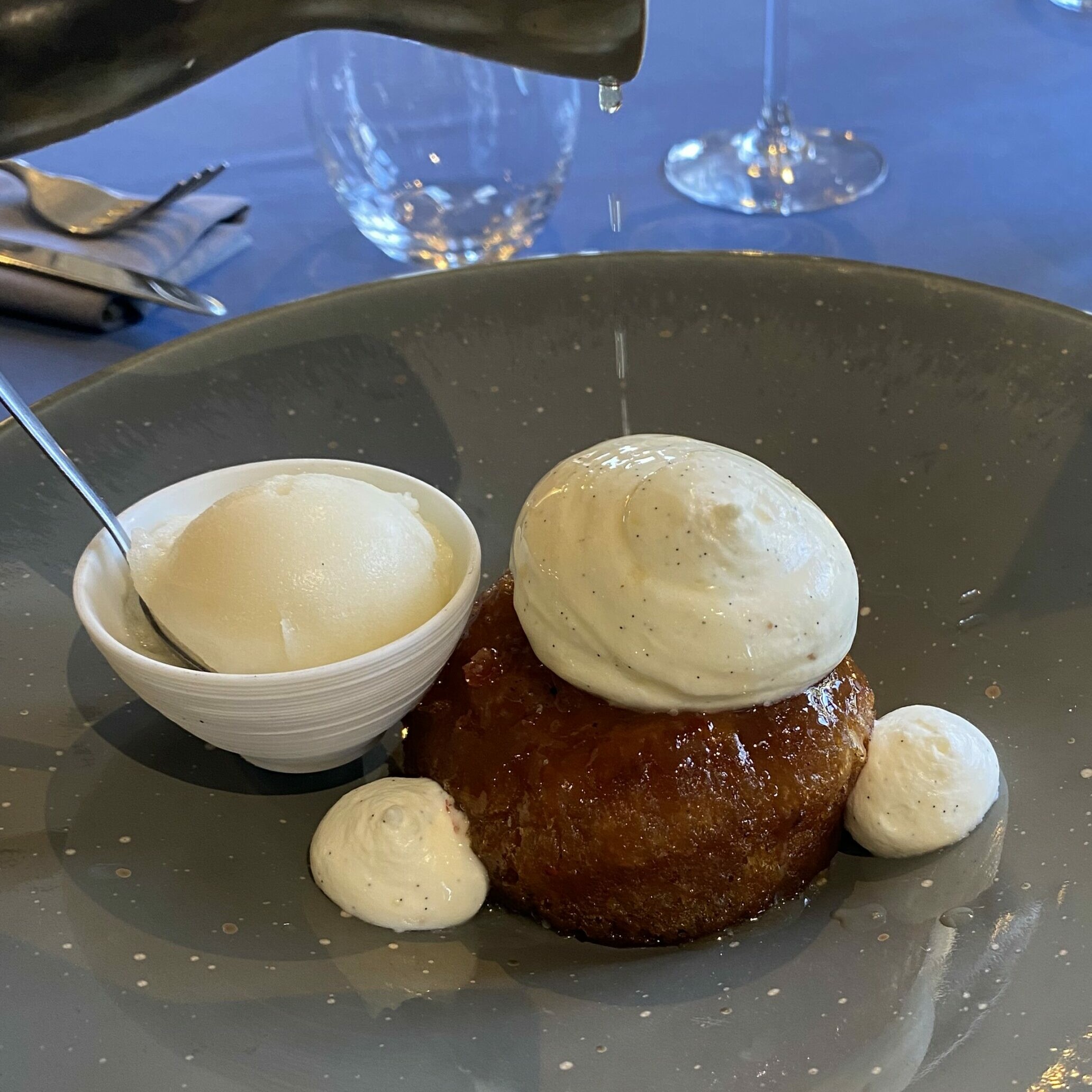 baba au rhum généreux et sa chantilly maison, accompagné du sorbet au citronvert maison