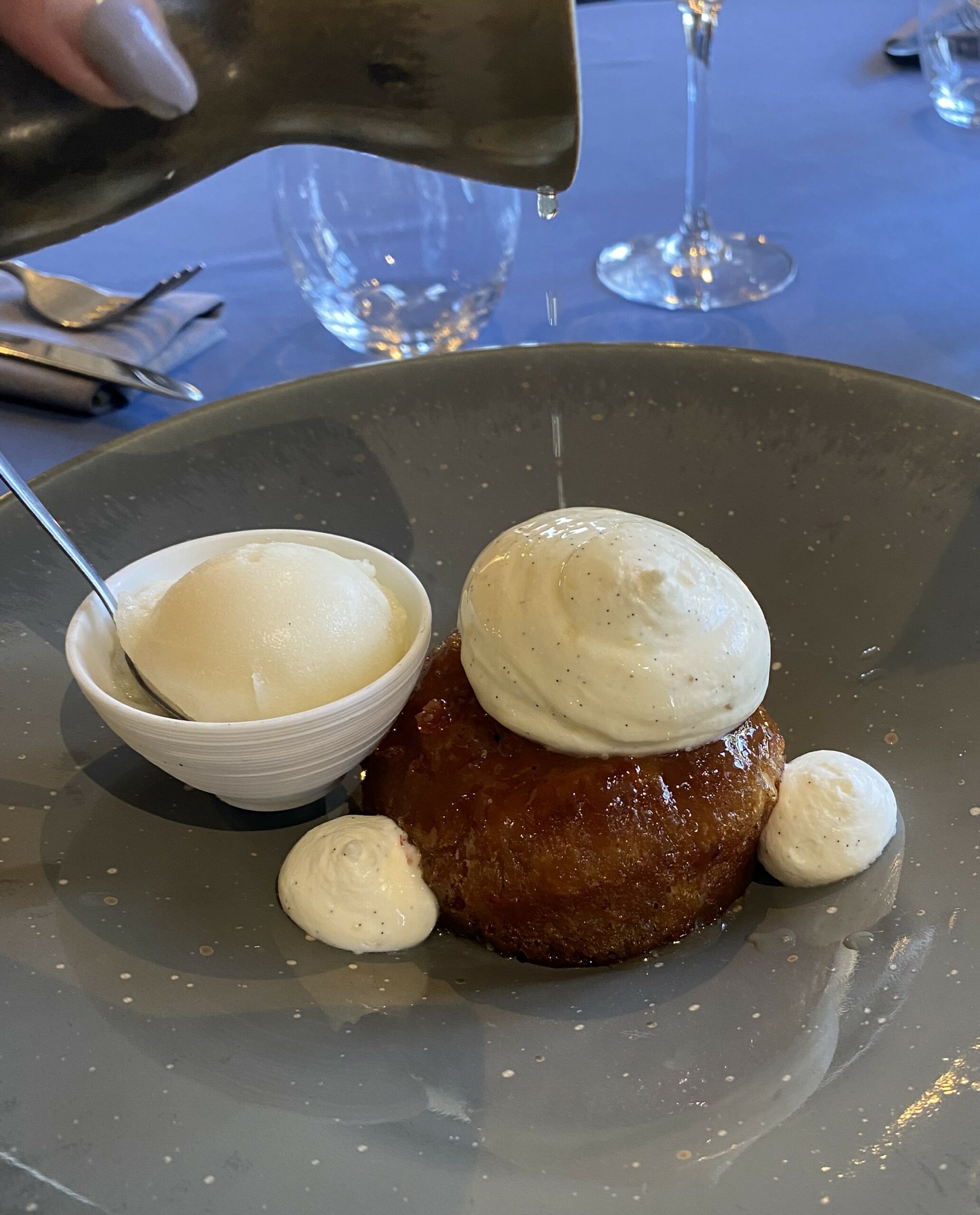 baba au rhum généreux et sa chantilly maison, accompagné du sorbet au citronvert maison