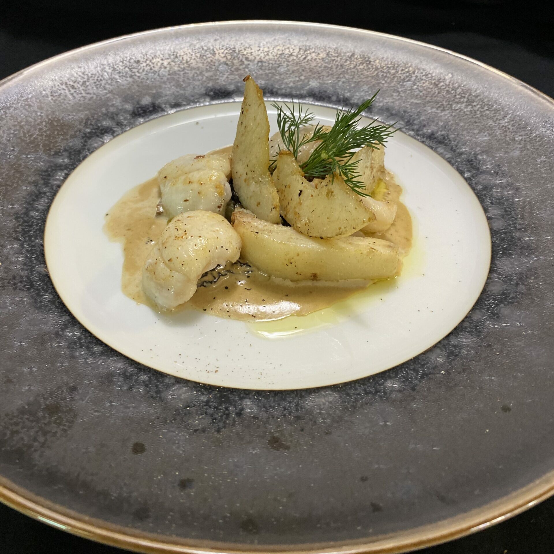 plat de joue de lotte, nappée de sauce morilles, et de poires rôties sur tartare d'algues maison