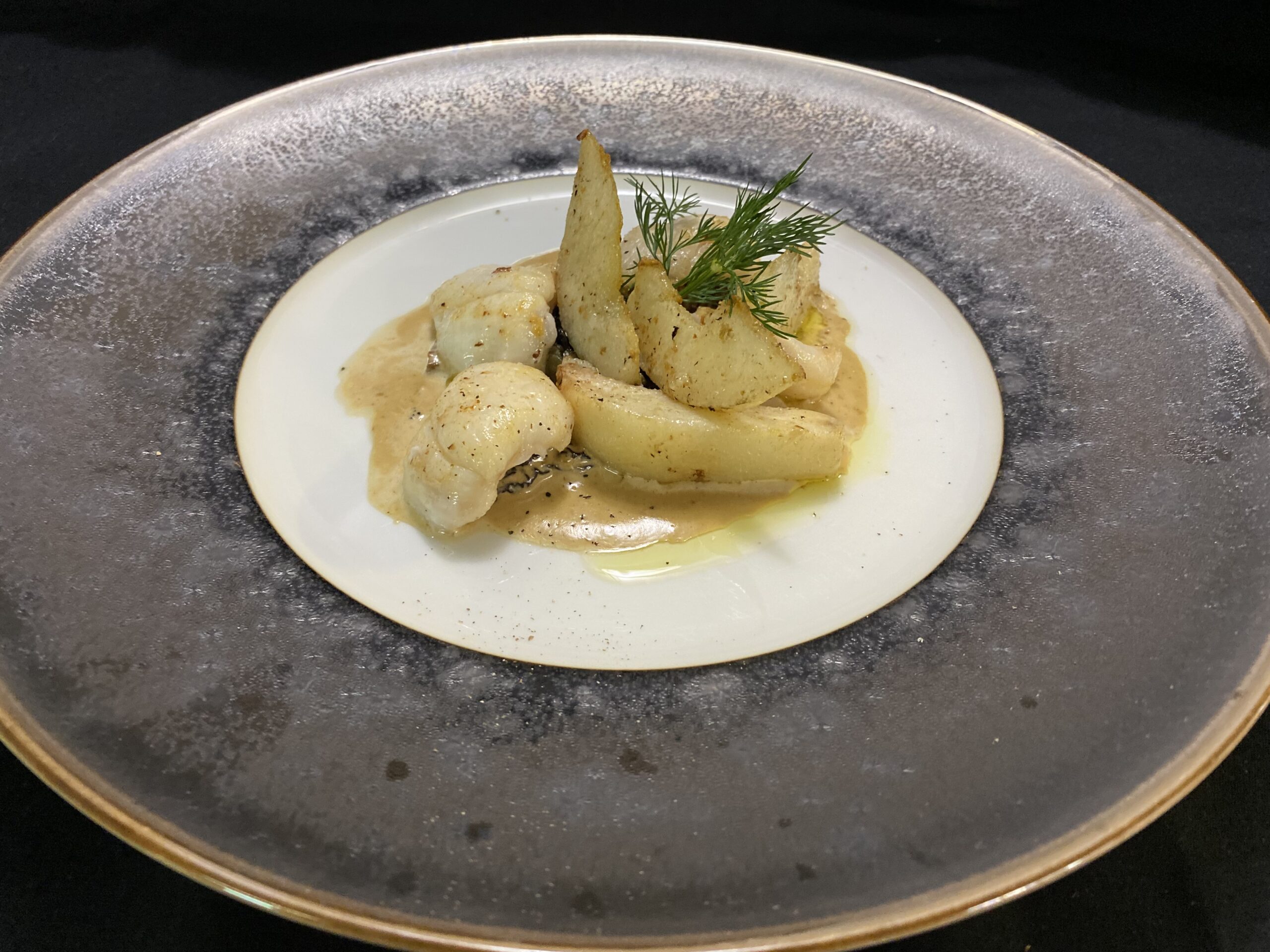 plat de joue de lotte, nappée de sauce morilles, et de poires rôties sur tartare d'algues maison